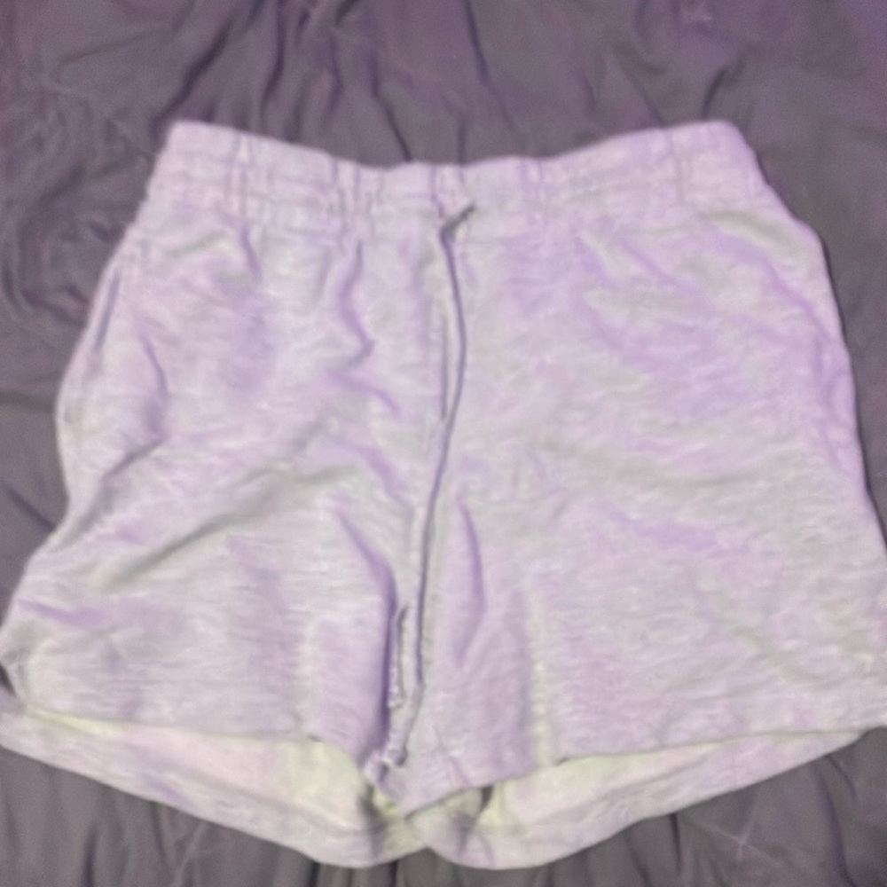 grey shorts
